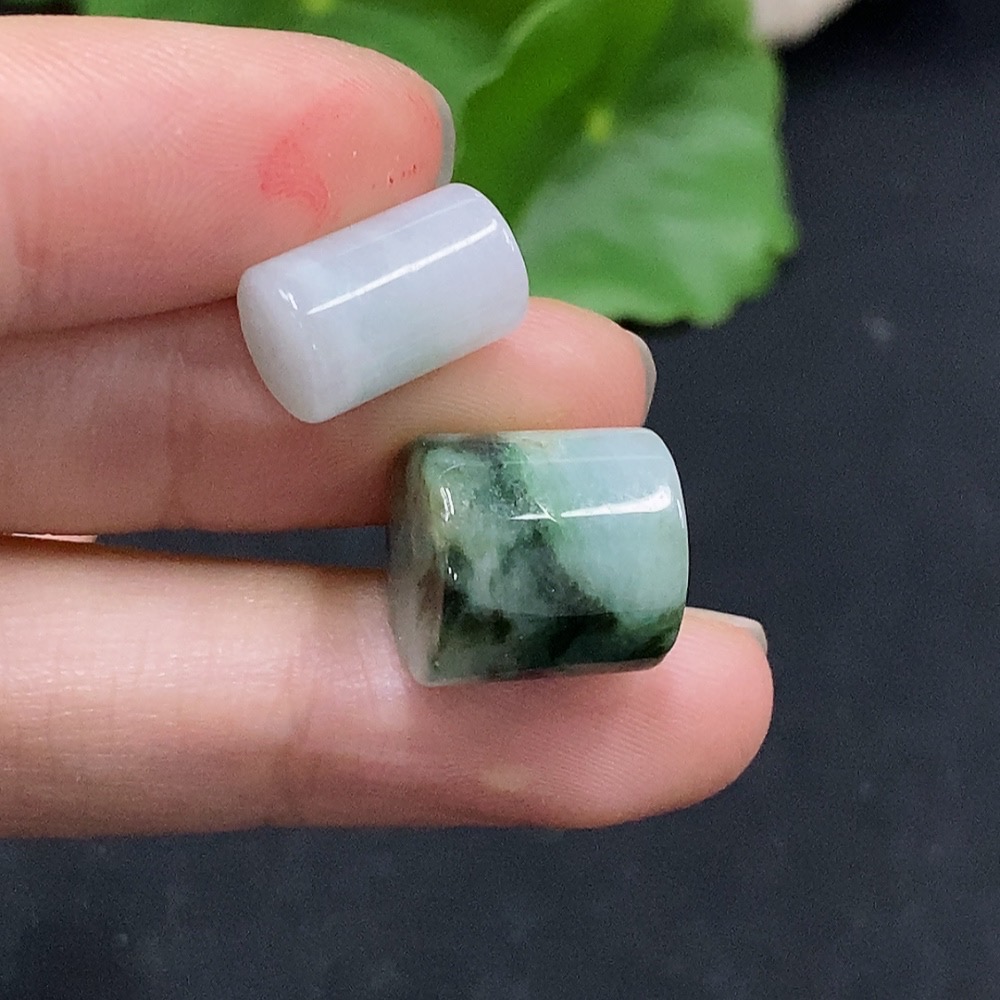 F32787717 Jadeite beads containing other mineral components