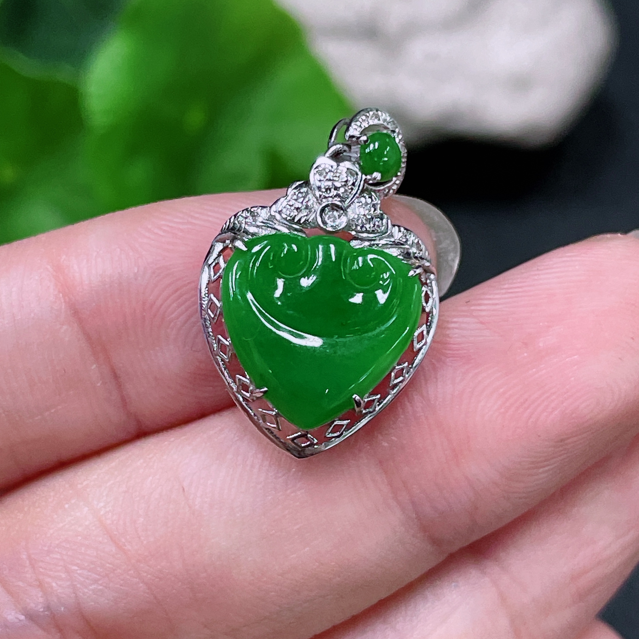 F32811131 Jadeite Inlaid Piece 18K Gold Setting with Diamond Accents Total Weight Approximately 1.47g