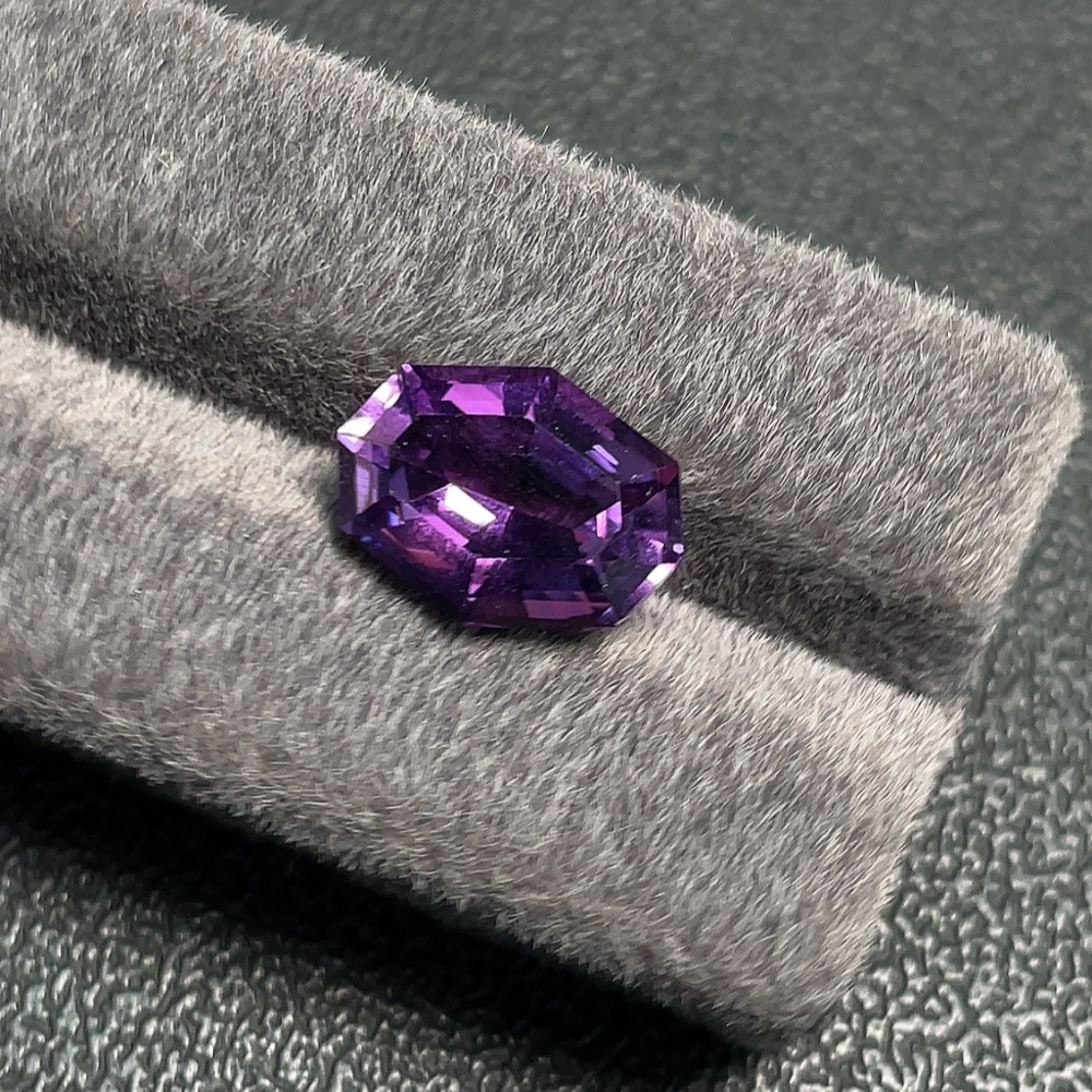 C26033460 Crystal Rough Stone Total Weight Approx. 8.13 Carats