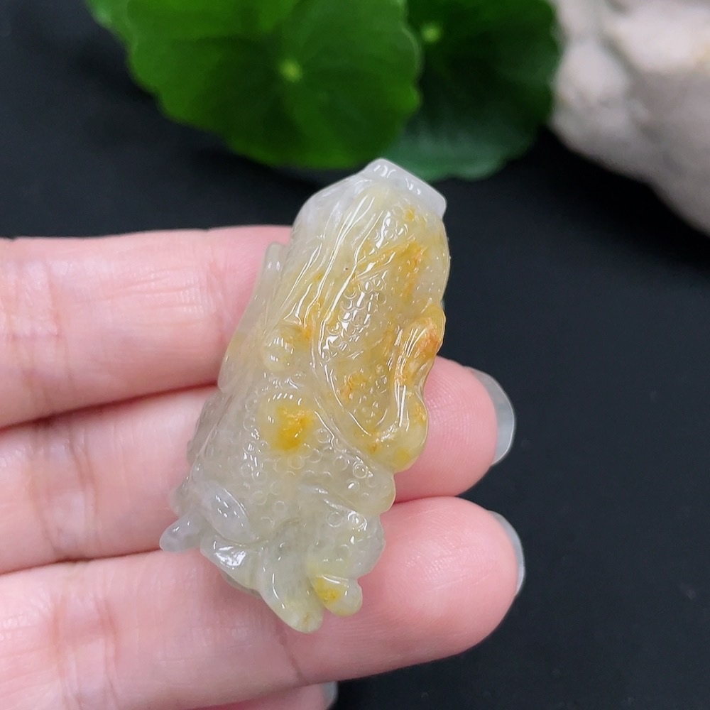 F31579804 Jadeite cabbage pendant with a total weight of approximately 18.4 grams (color origin undetermined)