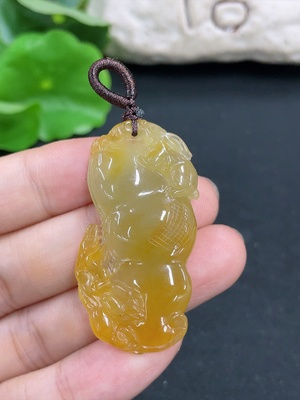 F46570174 翡翠挂件 货品总重约10.5g 颜色成因未定