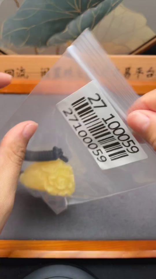 C27100059 Amber Beeswax Pendant, Product Weight Including String Approximately 25.57g, Colorless Film Coated