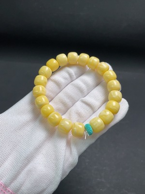 C37414726 Amber Beeswax Bracelet with Partial Visible Repairs, Possibly Adorned with Turquoise, Total Weight Approximately 14.1g, Bead Size Around 10.4mm