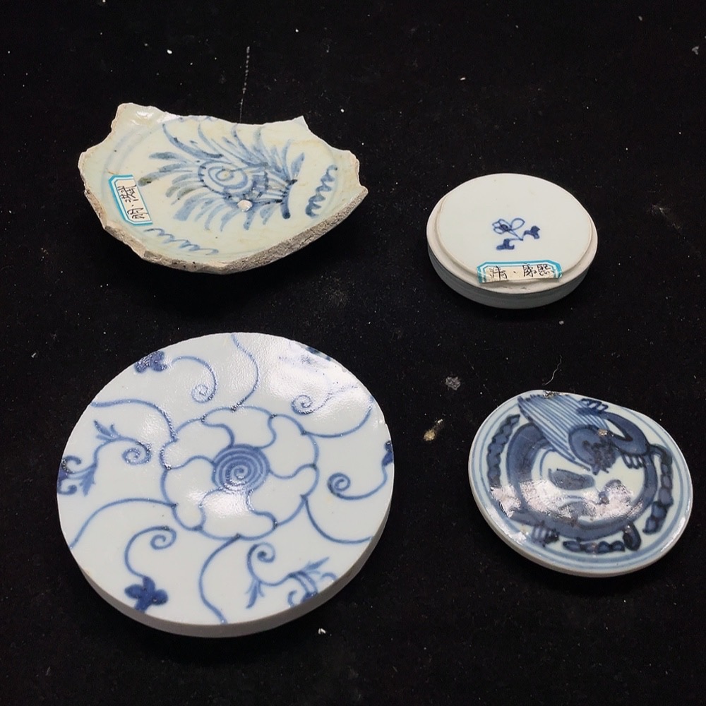 W32766473 Porcelain 4pcs Complete Set Blue and White Floral Porcelain Shards (subject to actual item)