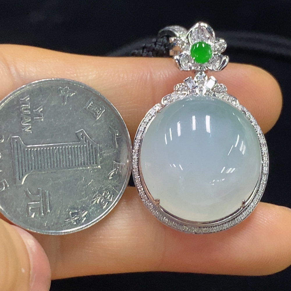 F34025286 Jadeite Cabochon Inlaid Pendant 18k Gold with Non-Gold Components Total Weight Approx. 8.3g (Excluding Cord)