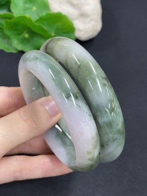 F43105707 翡翠手镯一手走 货品总重量约120.3克 圈口57/59.1 含少量有色抛光粉