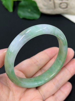 F46545690 翡翠正圈手镯 货品总重约45.16g 56.2圈口