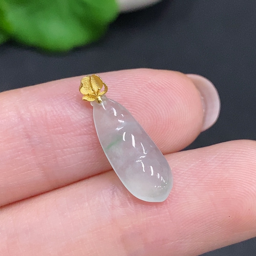 F34003928 Jadeite Lucky Bean Pendant with 18k Gold Clasp, Total Weight Approximately 0.4g