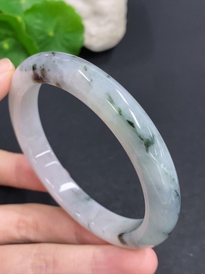 F43227080 翡翠正圈手镯 货品总重量约58.5克 圈口62.2 含其他矿物质