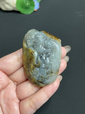 H37350781 和田玉挂件 瑞兽  货品总重约67.3g 皮色成因未定 含其他矿物成分