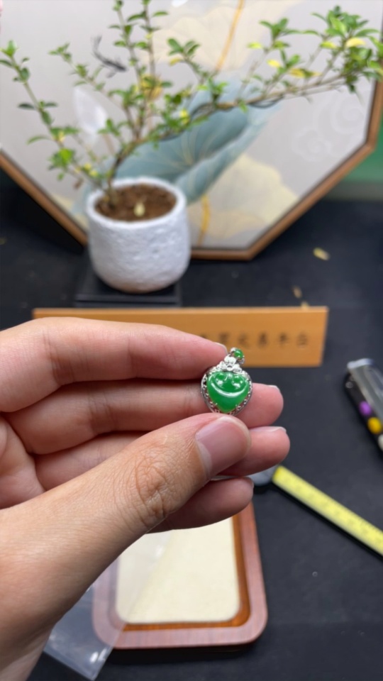 F32811131 Jadeite Inlaid Piece 18K Gold Setting with Diamond Accents Total Weight Approximately 1.47g