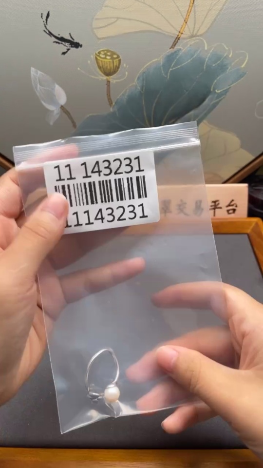 C11143231 Pearl Ring Non-Gold Setting Approx. 3.28g Main Stone Approx. 7.8mm Side Stones Not Measured Adjustable Ring Size