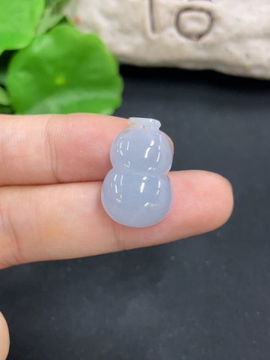 F46562956 翡翠葫芦挂件 货品总重约4.37g