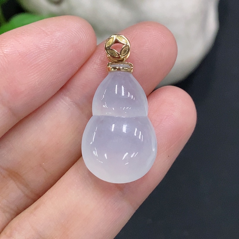 F33905930 Jadeite Gourd Pendant with 18k Gold Clasp, Total Weight Approximately 3.3g