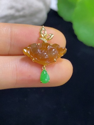 F46572846 翡翠莲花镶嵌挂件 18k 配镶钻石 货品总重约2.02克 颜色成因未定