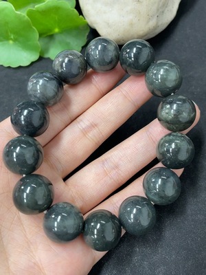 H46576454 和田玉手串 卡15.9mm左右  货品总重约88.2g 含其他矿物成分