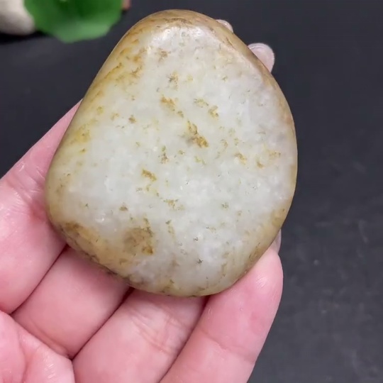 H30524586 Hetian Jade, undetermined skin color origin, containing other mineral components, total weight approx. 54.8g