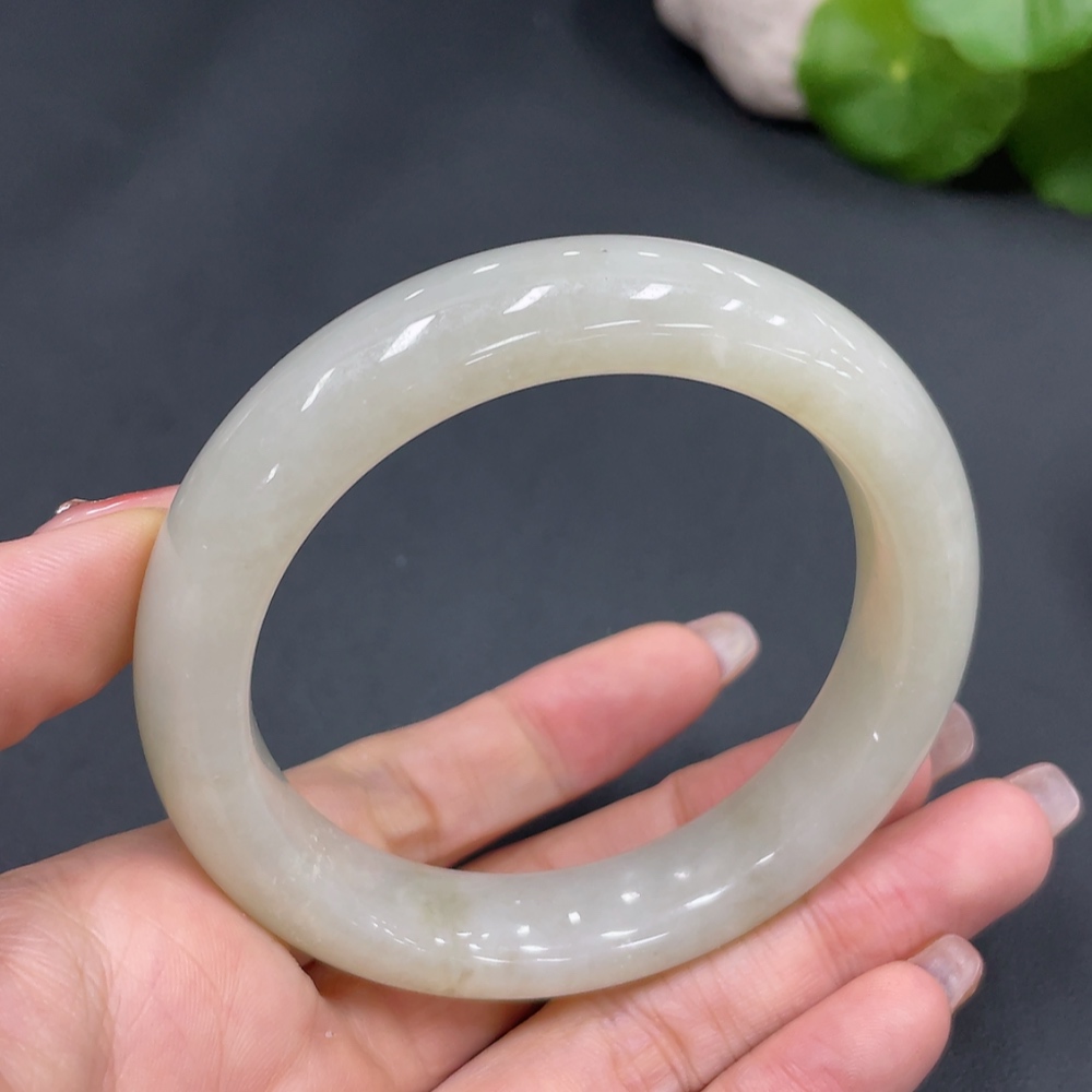H24736019 Hetian Jade Round Bangle    Size 58.1    Approx. 68.8g
