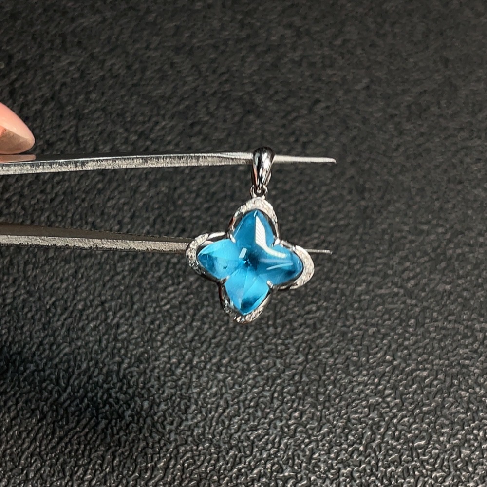C29403768 Topaz Pendant with 18K Gold, Total Weight Approximately 2.32g, Color Origin Undetermined, Accented with Diamonds