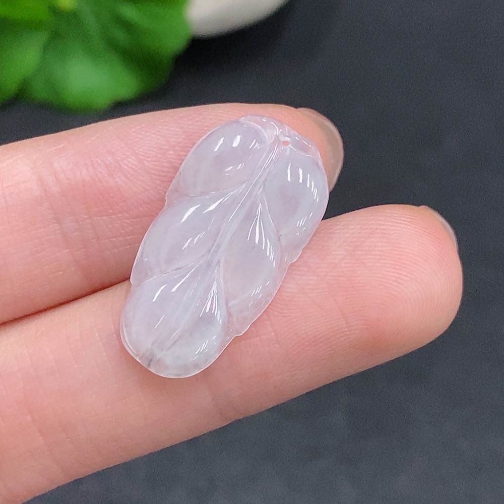 F35078241 Jadeite leaf pendant, total weight approximately 1.4g