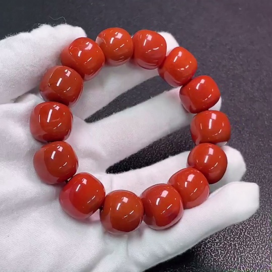 C33851426 Red Agate Bracelet with Visible Organic Matter, Total Weight Approx. 96.89g, Bead Size ~16.9mm
