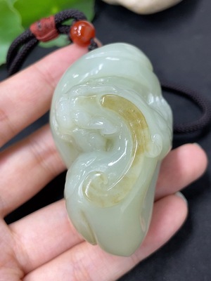 H46504100 和田玉手把件 瑞兽   货品总重约（含绳）117.2g