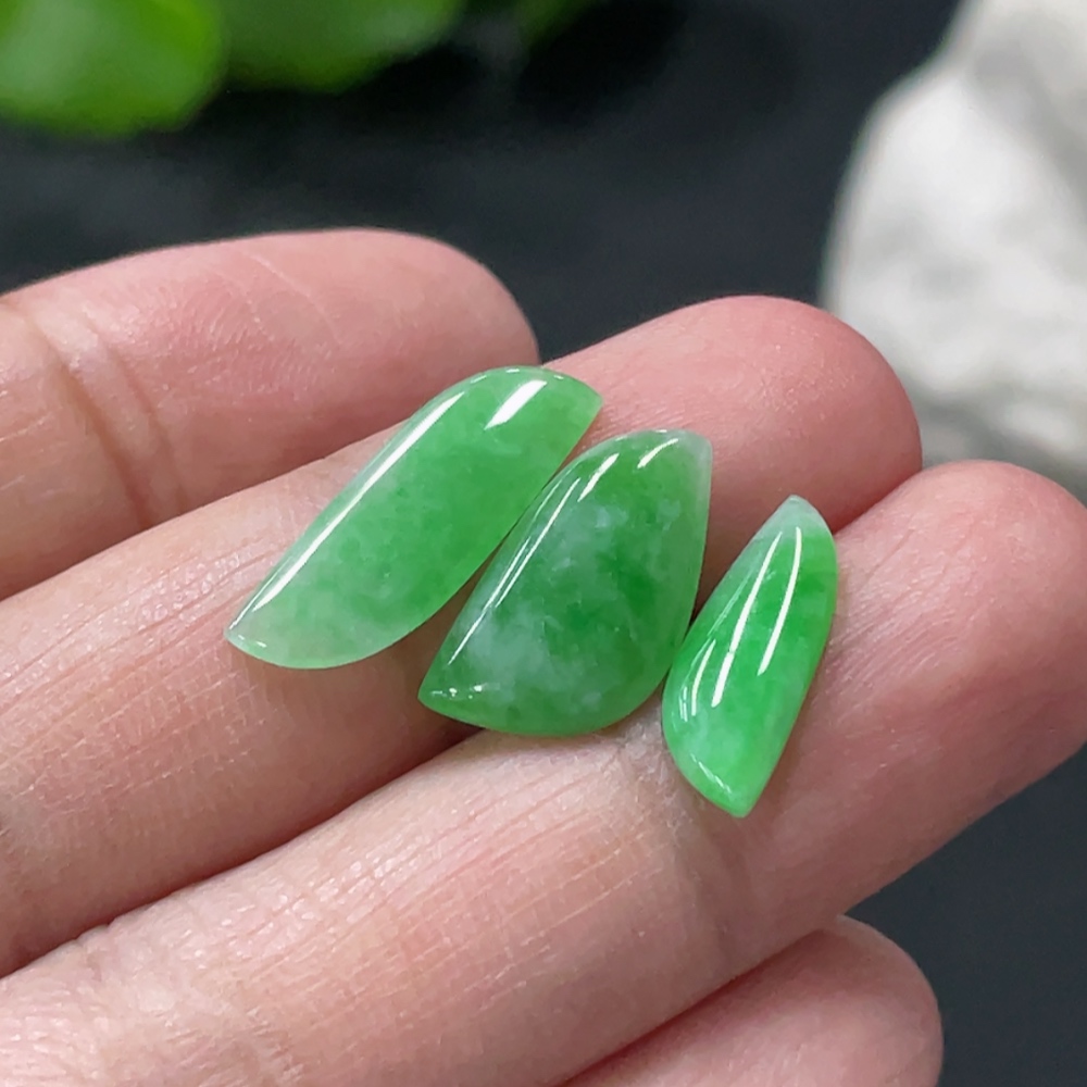 F33837380 Emerald Cabochon