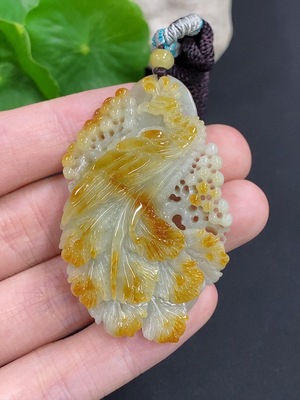 F46533760 翡翠凤穿牡丹挂件 货品总重量约23克（含绳重）颜色成因未定