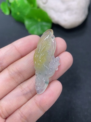 F45470609 翡翠挂件凤凰 货品总约重5.84g 颜色成因未定