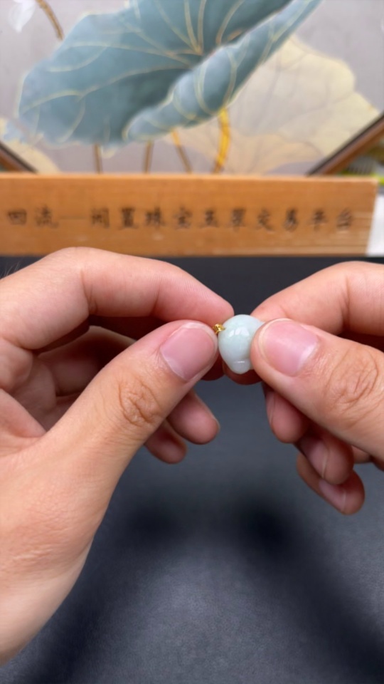 F29391274 Jadeite Pendant with 18K Gold Clasp, Total Weight Approx. 2.8g