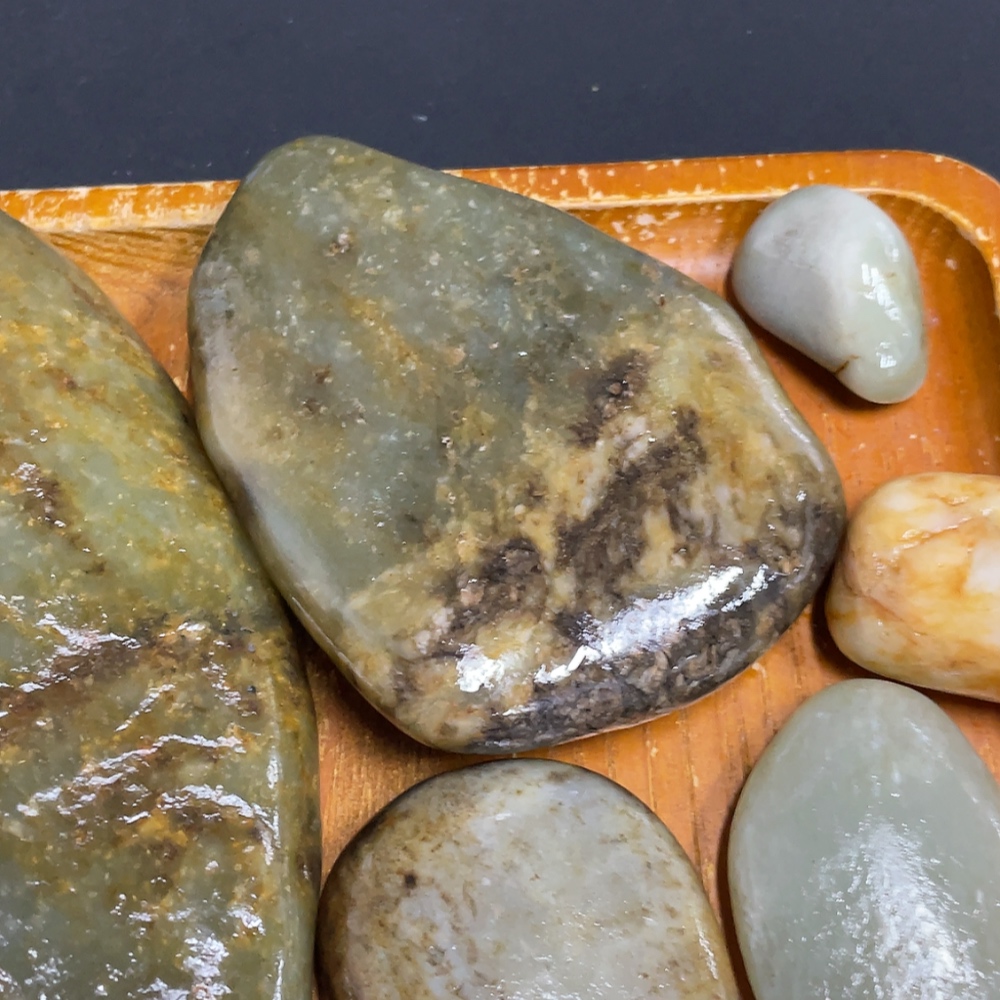 H33863225 Hetian Jade, containing other mineral components, undetermined cause of skin color, total product weight approximately 1.05kg