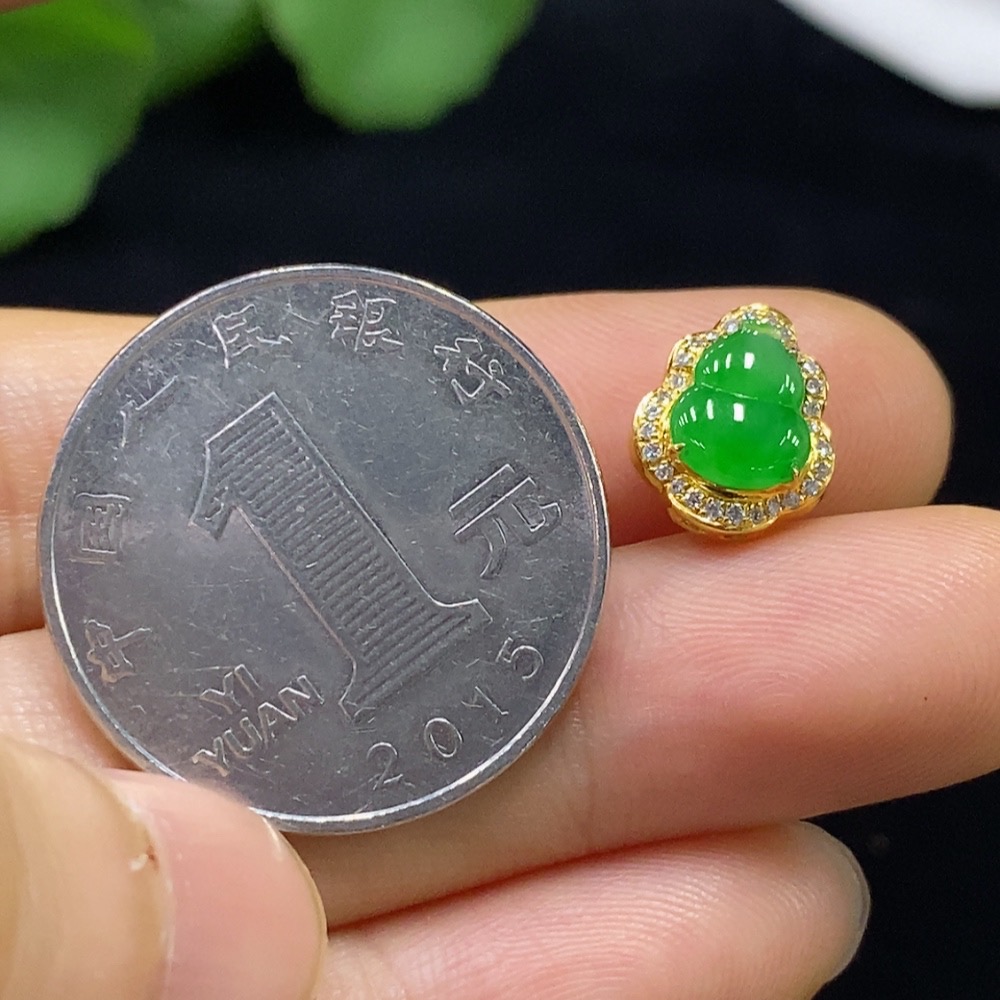 F33928928 Jadeite Gourd Inlaid Pendant, 75% Gold Content, Set with Diamonds, Total Weight Approx. 1.13g