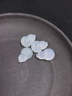 F41932652 翡翠葫芦镶嵌件一手走 货品总重量约3克（含小袋子）