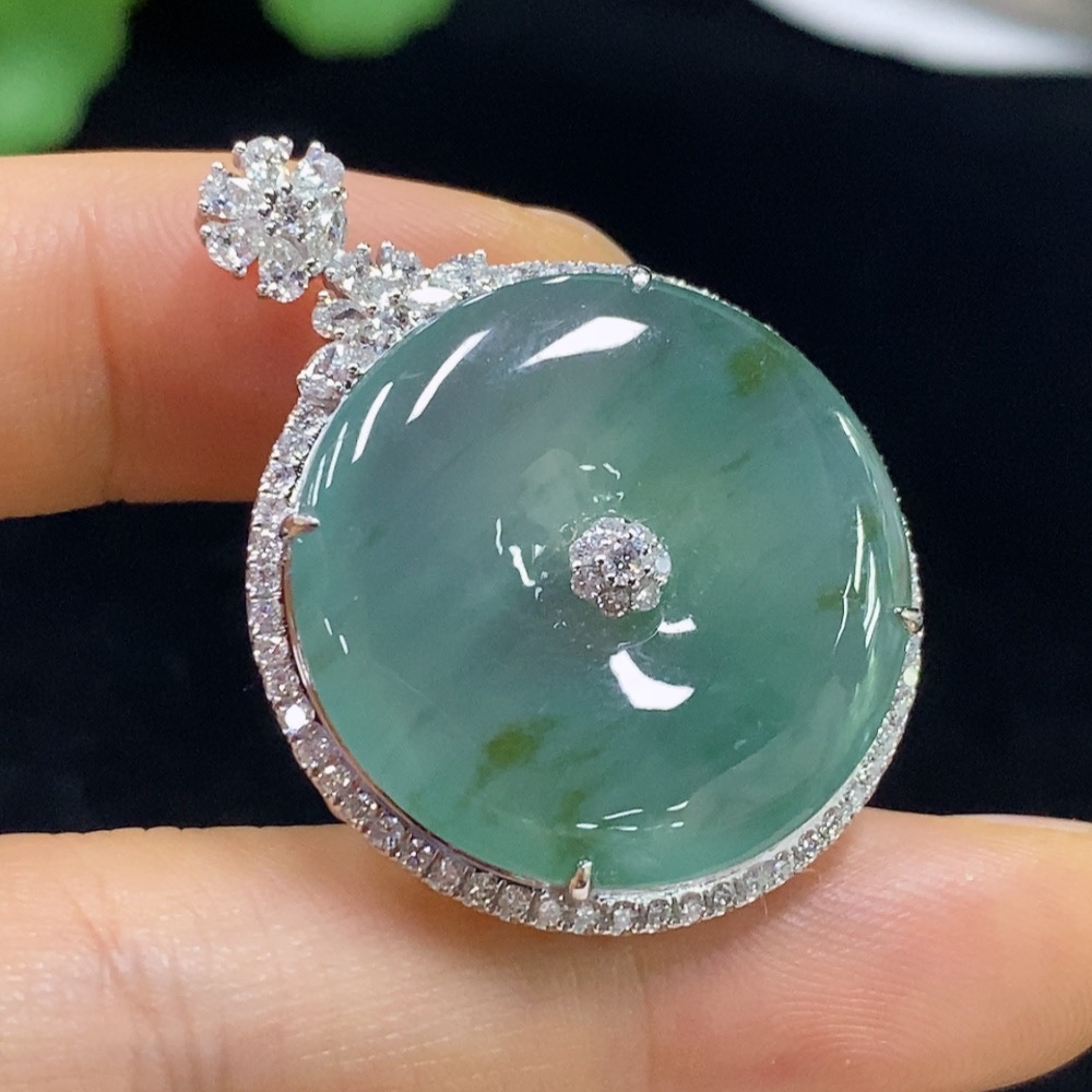 F35137157 Jadeite Peace Knot Pendant Set in 18k Gold with Diamond Accents, Total Weight Approximately 8.75g