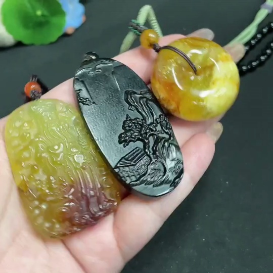 H32804440 Xiuyu (serpentine jade) pendant