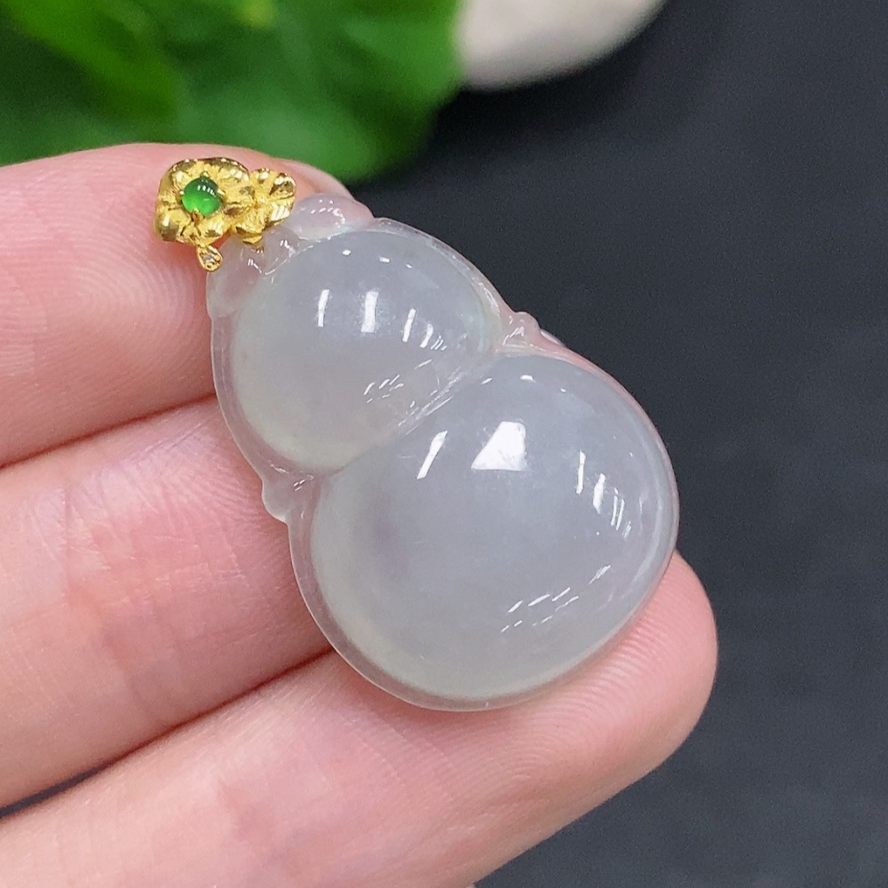F34961550 Jadeite Gourd Pendant with 18K Gold Clasp, Total Weight Approximately 4.2g