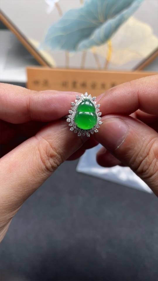F17838435 Jadeite Gourd Inlaid Ring (18K Gold)