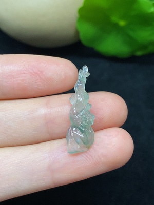 F45336164 翡翠梅花挂件 总重约1g