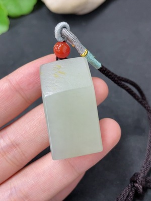 H42956937 和田玉挂件   无事牌 皮色成因未定     货品总重约（含绳）23g