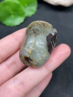 H36337725 和田玉籽料挂件 皮色成因未定  货品总重约36.9g