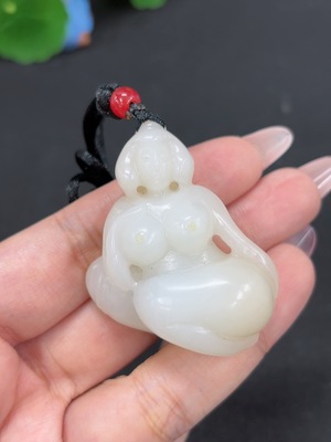 H46521527 和田玉挂件 国色天香 货品总重约【含绳】36.2g 皮色成因未定