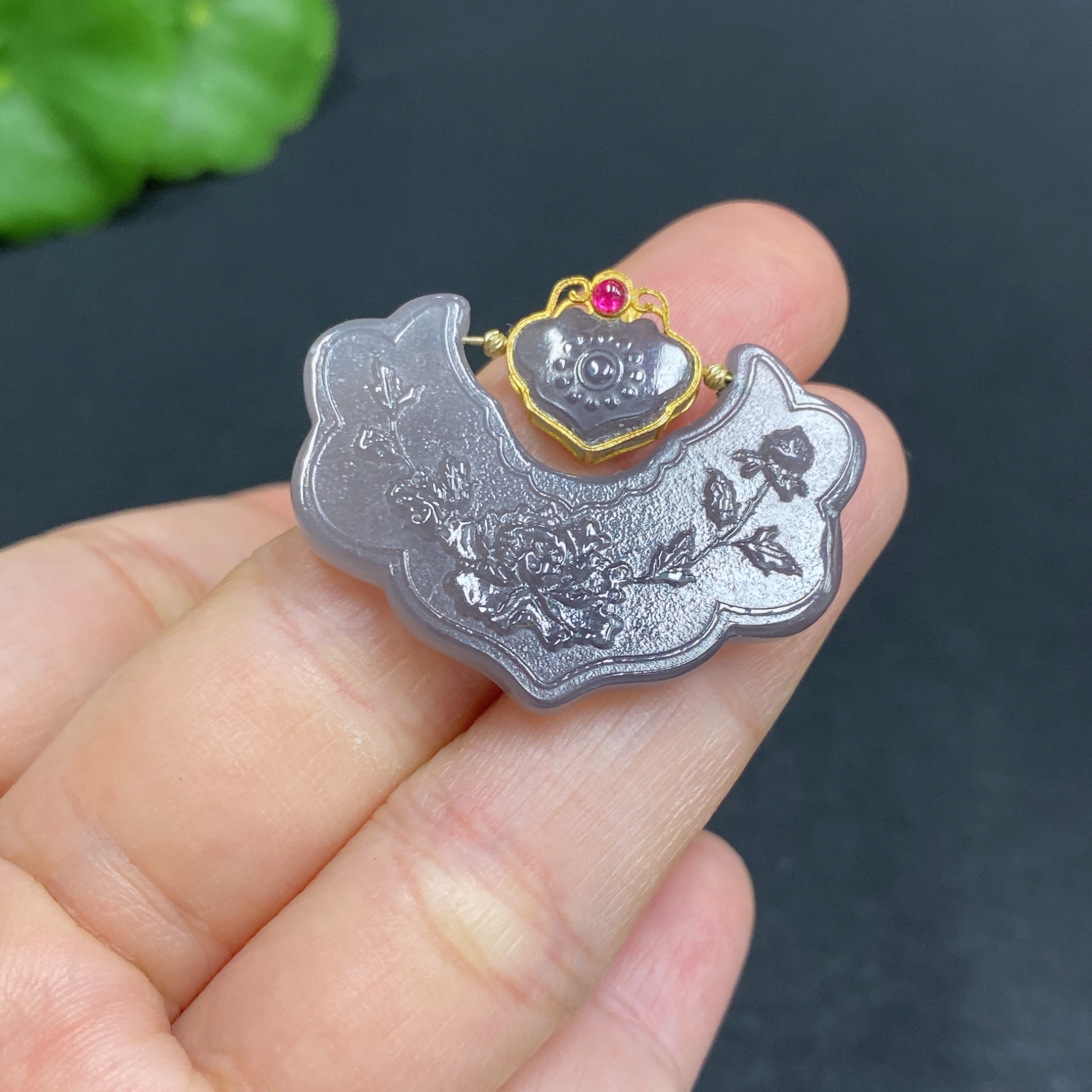H31585253 Hetian Jade Pendant, Antique-style Plaque, 73% Gold Content, Total Weight Approx. 5.3g