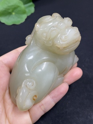 H46558648 和田玉手把件   瑞兽     货品总重约249.3g   皮色成因未定   有破损