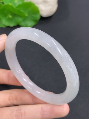 F43164800 翡翠圆条手镯 圈口55.8mm 货品总约重43.69g