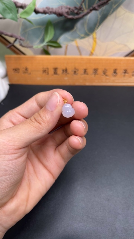 F33895757 Jadeite Gourd Pendant 18K Gold Total Weight Approx. 1.47g