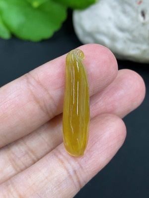 F46597355 翡翠挂件福瓜 货品总约重1.93g 颜色成因未定