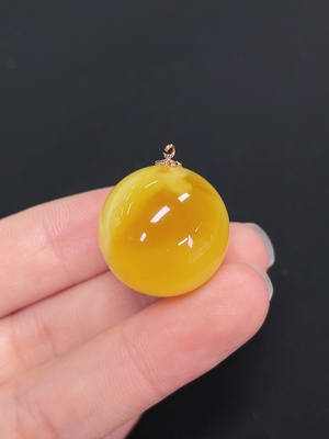 C46538868 琥珀蜜蜡挂件 无印记测金含量18K  货品总重约5.19克 卡20.6mm左右