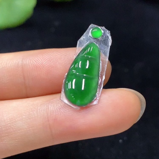 F08649142 Jadeite Auspicious Bean Inlay Piece