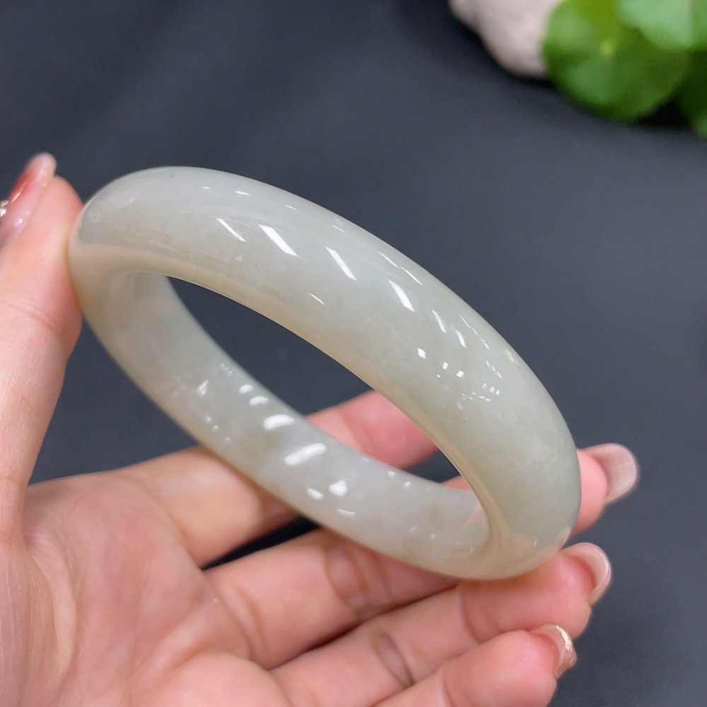 H24736019 Hetian Jade Round Bangle    Size 58.1    Approx. 68.8g