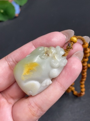 H30464445 Hetian Jade Pendant Auspicious Beast Undetermined Skin Color Formation Contains Other Mineral Components Total Weight Approx. [Including Chain] 39.3g